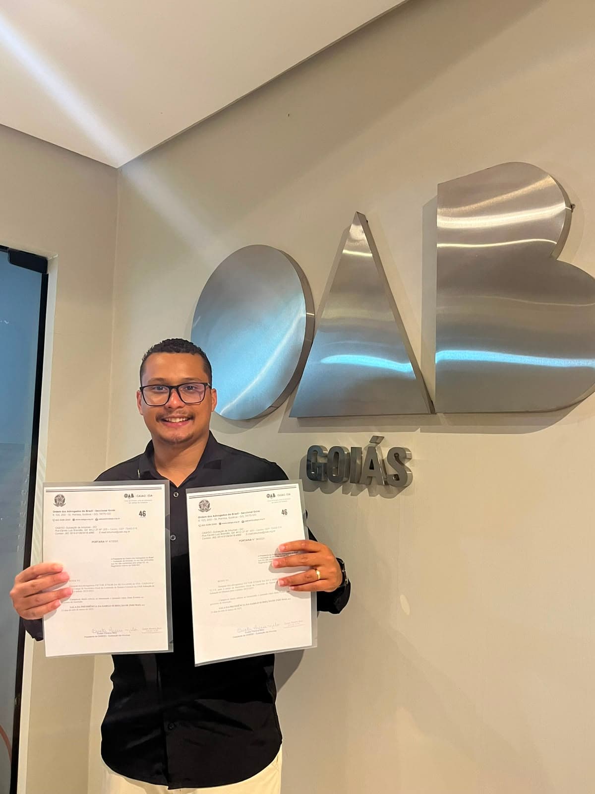 Dr. Victor Gonçalves na OAB Goiás segurando documentos