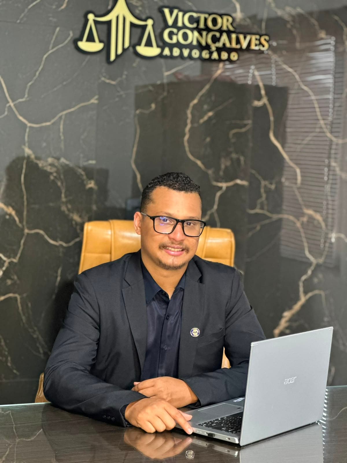 Dr. Victor Gonçalves em seu escritório